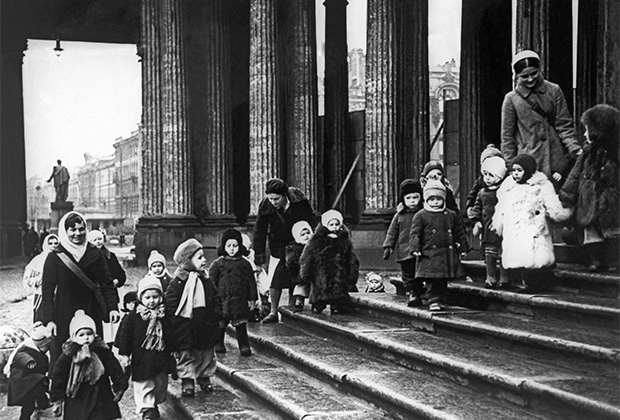 Ребята из детских яслей №237 на ступенях Казанского собора во время прогулки. Ленинград, осень 1941 г.