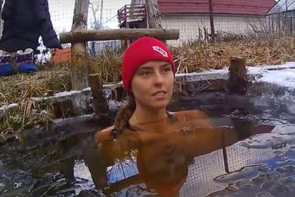 Просидевшая час в ледяной проруби россиянка установила рекорд