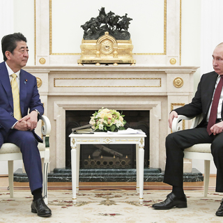 Премьер-министр Японии Синдзо Абэ и президент РФ Владимир Путин (слева направо)