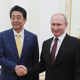 Премьер-министр Японии Синдзо Абэ и президент РФ Владимир Путин 