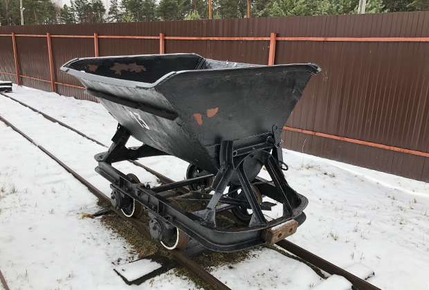 Подобные вагонетки использовались для вывоза торфа. Торфяные и лесозаготовки — основная область использования узкоколейных железных дорог в СССР. 