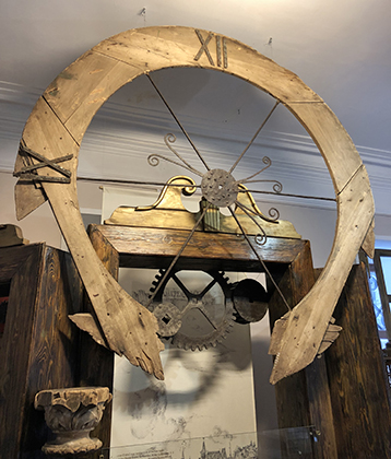 Старинные часы (точнее, их остатки) — одна из жемчужин коллекции музея. 