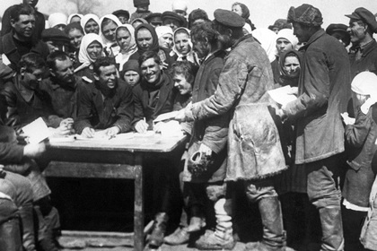 Крестьяне записываются в колхоз. 1930 год
