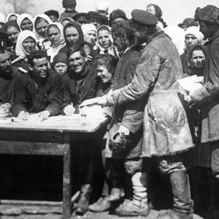 Крестьяне записываются в колхоз. 1930 год