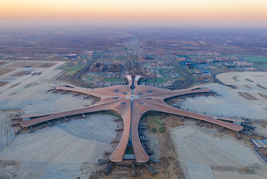 Главный терминал аэропорта Дасин — шестиконечная «звезда» площадью около 700 тысяч квадратных метров. Для сравнения: общая площадь терминала F международного аэропорта Шереметьево — около 95 тысяч «квадратов». 