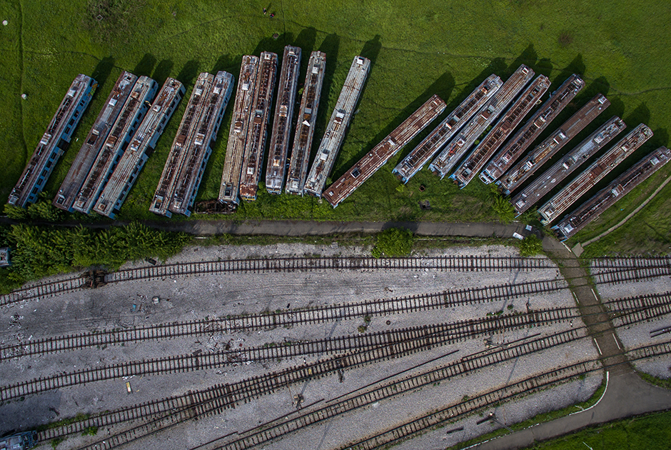Заброшенные поезда на вагоностроительном заводе в Белграде, Сербия.