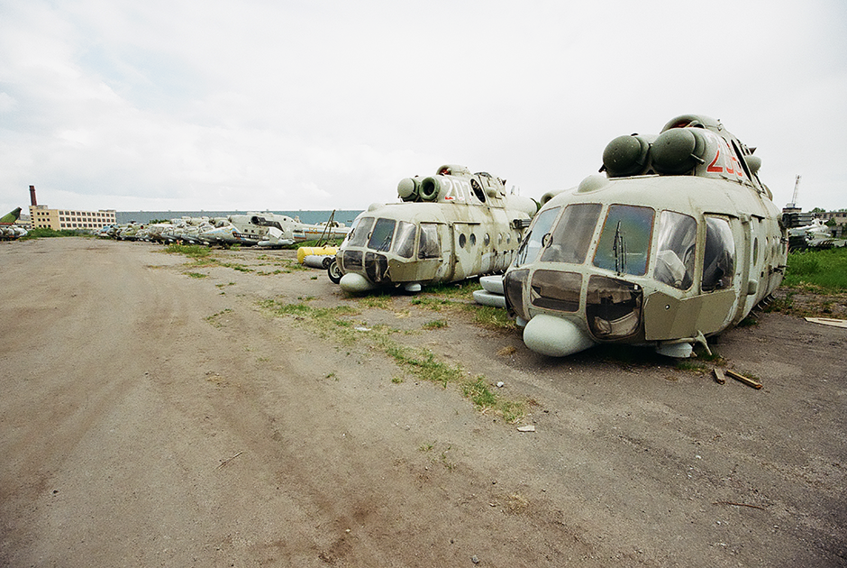 Кладбище вертолетов под Санкт-Петербургом, на территории 419-го авиаремонтного завода. В основном стоят Ми-8 и Ми-24.