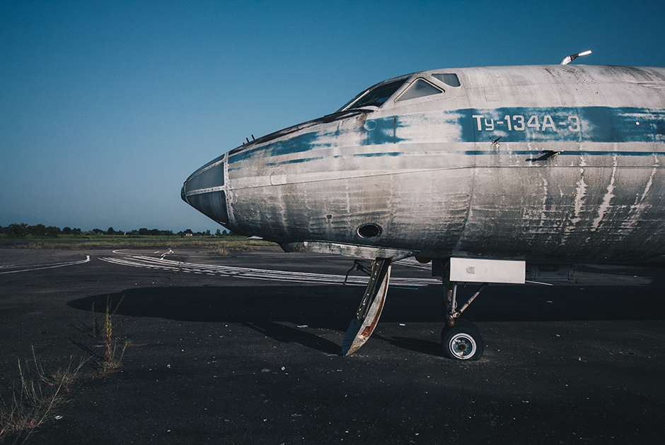 Отстраненный от эксплуатации самолет Ту-134А-3 на заброшенном аэродроме Бабушара, республика Абхазия. Здание аэропорта тоже заброшено после грузино-абхазской войны. Бабушара примечателен тем, что здесь с 1993 года находится Як-40 — бывший борт номер один президента Грузии Шеварднадзе.