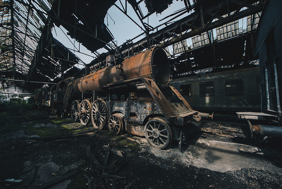 Заброшенные старые поезда в депо Будапешта, Венгрия.