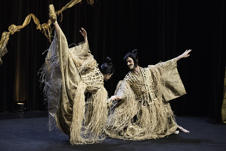 Некоторые показы Недели напоминали эпическое театральное представление — так, шоу Франка Сорбье превратилось в причудливый синтез классического балета и японского театра кабуки.