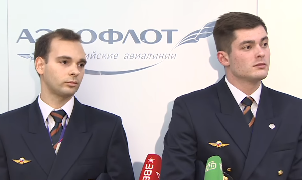 Экипаж рейса Сургут — Москва отвечает на вопросы журналистов