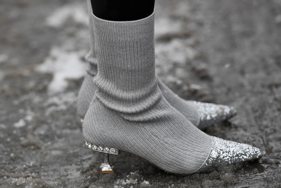 Кроссовки-носки в моде уже не первый сезон, но настоящие модницы носят серебристые носки-туфли со стразами на каблучке kitten heels.