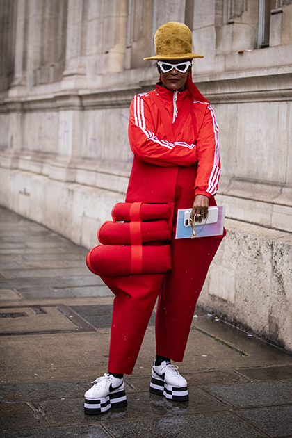 Мишель Эли, в прошлом модель, а ныне стилистка, модный редактор и ювелирный дизайнер, пришла на показ Жана-Поля Готье, одевшись демонстративно демократично: в олимпийке adidas и кроссовках Nike.

