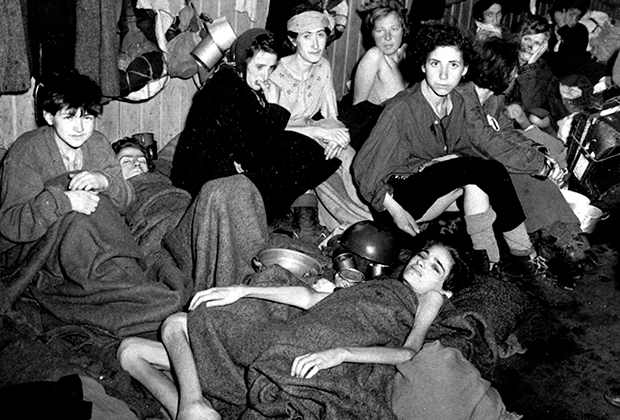Женщины и дети в бараке Берген-Бельзен после освобождения