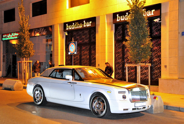 Бейрут куда богаче, чем может показаться из Москвы. Роскошный Rolls-Royce Phantom Drophead Coupe стоимостью от полумиллиона до 750 000 долларов напротив Buddha Bar.
