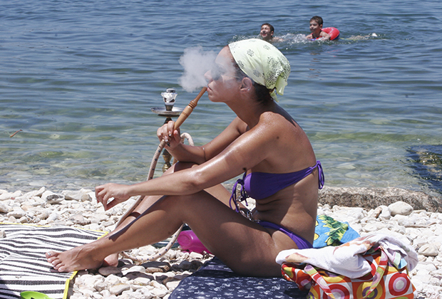 Ливан известен своими пляжами, на которых можно встретить и одетых в купальники девушек, и одетых в буркини. Есть и специальные часы только для женщин. 