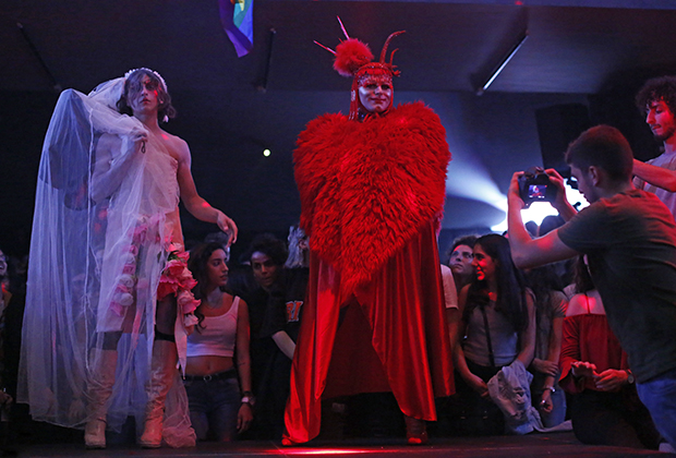 Мужчины, одетые женщинами, во время фестиваля дрэг-квин в рамках ливанской недели «Прайд».