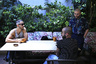 Участники недели «Прайд» в Бейруте пьют кофе в одном из городских кафе. 
