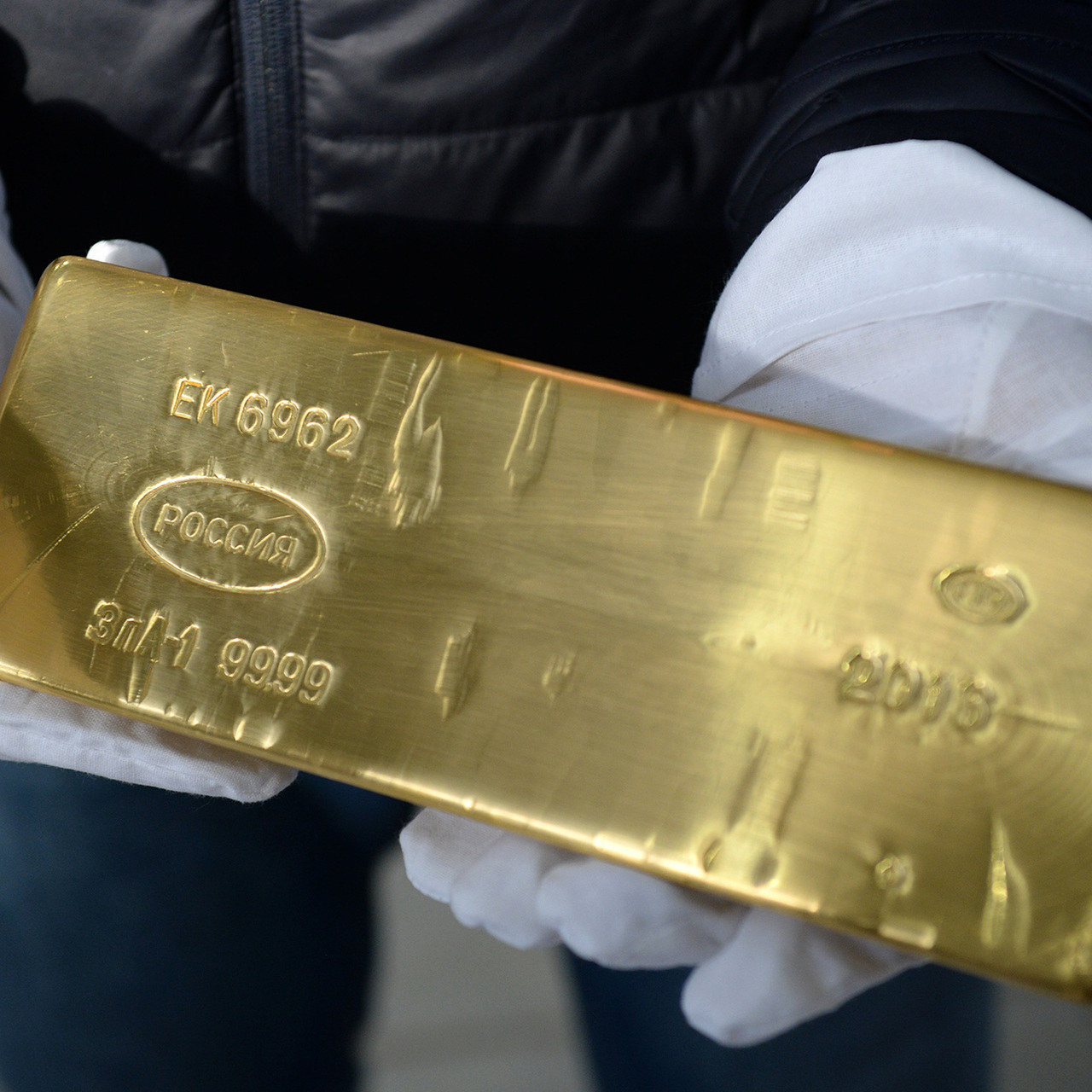 Сколько будет килограмм золота. Сувенирные слитки золота. Золотой слиток 12 кг. Слиток золота 1 кг. Сувенир слиток золота.