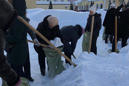 Отправившую учителей собирать снег в мешки чиновницу уволили