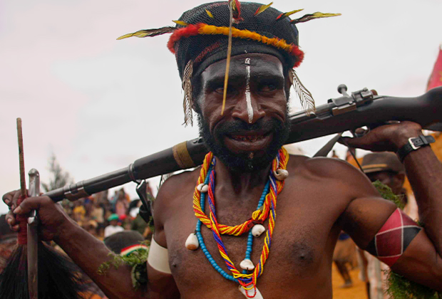 Традиционный папуасский наряд вполне сочетается с винтовкой