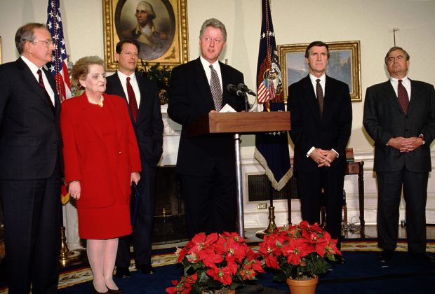 Мадлен Олбрайт и Билл Клинтон в Овальном кабинете Белого дома в 1996 году