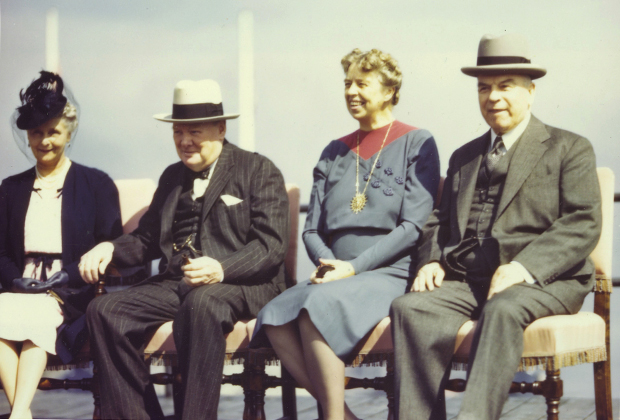 Британская принцесса Алиса, премьер-министр Великобритании Уинстон Черчилль, Элеонора Рузвельт и премьер-министр Канады Маккензи Кинг, 1944 год