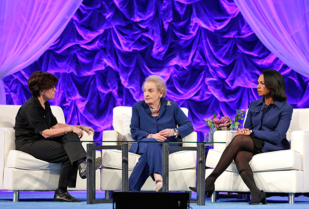 Журналистка Кара Свиншер (слева) и бывшие госсекретари США Мадлен Олбрайт и Кондолиза Райс на Watermark Conference for Women в 2017 году