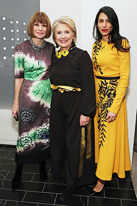 Хиллари Клинтон со своей помощницей Хумой Абедин (справа) и редакторессой Vogue Анной Винтур 