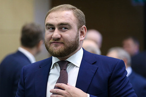 Сенатора с Кавказа задержали на заседании Его обвиняют в убийствах и призывах к свержению власти