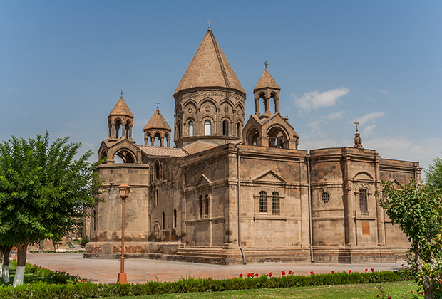 Эчмиадзинский кафедральный собор — главный храм Армянской апостольской церкви. 