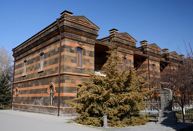 Одно из зданий Эчмиадзинского монастыря. 
