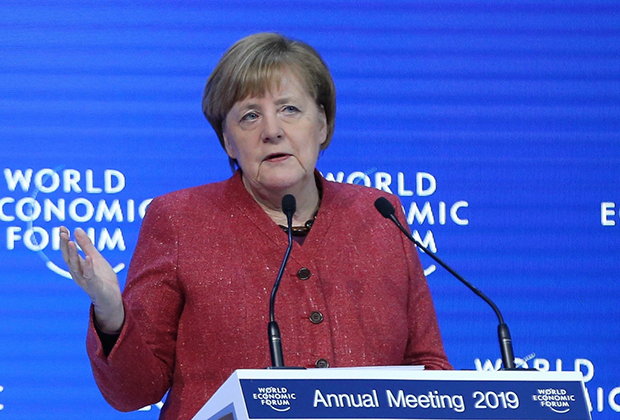 Федеральный канцлер Германии Ангела Меркель как всегда появилась на публике в брючном костюме. Жакет как всегда был неожиданно яркого цвета