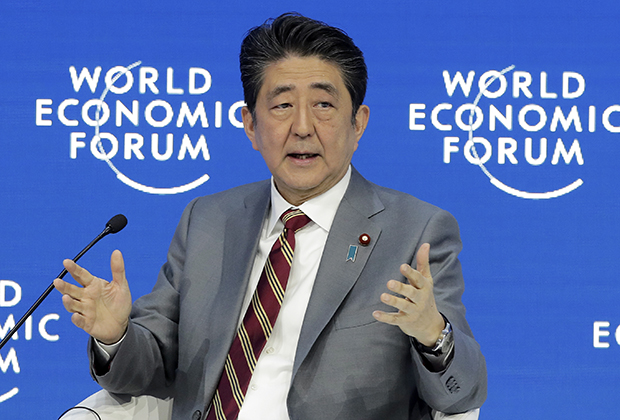 Премьер-министр Японии Синдзо Абэ порадовал собравшихся неожиданно ярким галстуком 