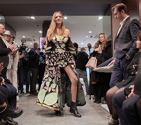 В последний вечер в Украинском доме прошел показ дизайнера Юлии Магдыч, которая сочетает в своей одежде традиционный узор вышиванки с современными тенденциями 