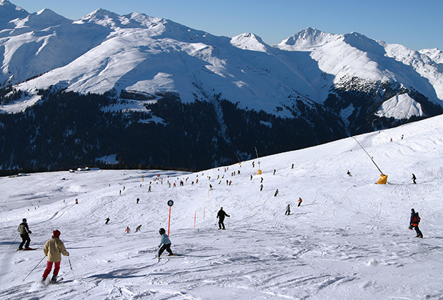 Даже в дни форума на склонах многолюдно — многие участники ВЭФ не отказывают себе в удовольствии прокатиться на горных лыжах 