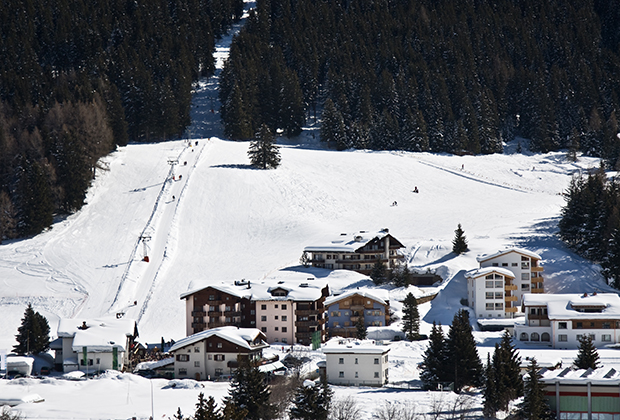 Большую часть года Давос — один из многих горнолыжных курортов Швейцарии 