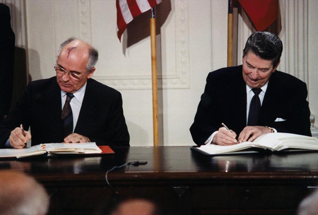 Генеральный секретарь ЦК КПСС Михаил Горбачёв и президент США Рональд Рейган подписывают Договор в Белом доме, 1987 год