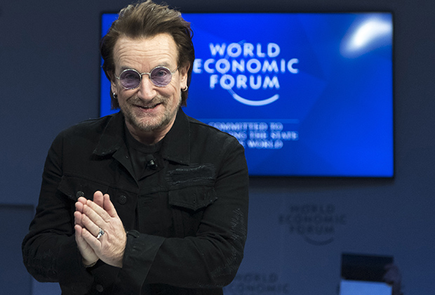 Лидер ирландской рок-группы U2 Боно выступил на одной из панельных дискуссий. Музыкант остался верен очкам с цветными линзами и неизменному черному цвету одежды 