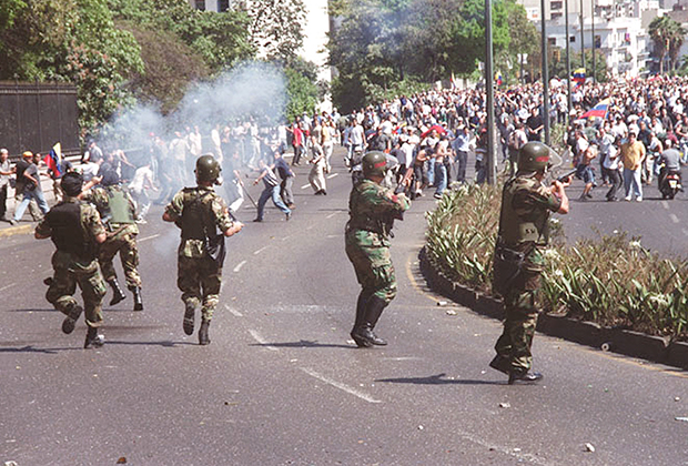 Разгон протестующих в Каракасе в 2002 году
