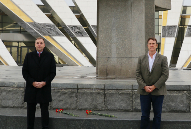 Бен Ходжес (слева) 5 ноября 2018 возле стелы «Минск — город-герой»