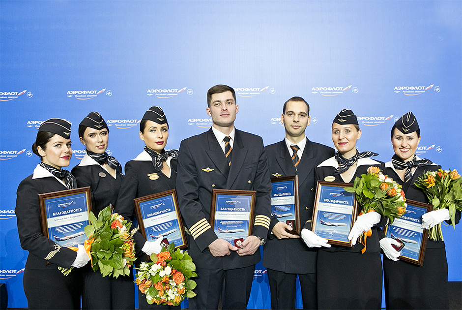 Экипаж рейса Сургут — Москва, предотвративший попытку угона самолета, с заслуженными наградами.