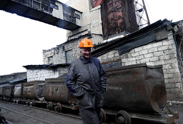 Женщина на шахте в Донецкой области