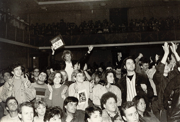 1992 год. Москва, ДК Горбунова. На сцене золотой состав «Воскресенья». Презентация первого релиза Feelee Records  