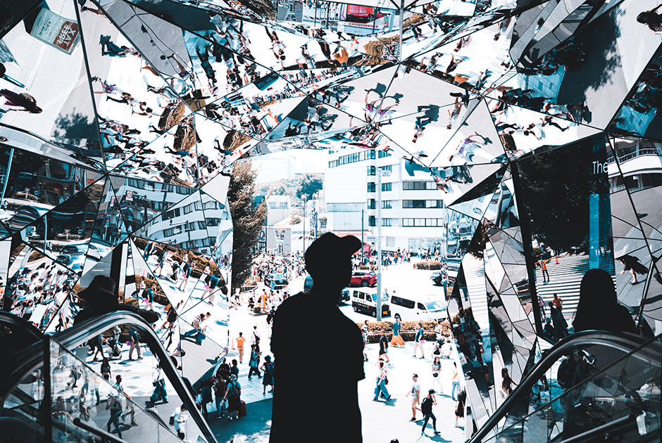 «Зеркальный вход в Tokyu Plaza» — работа австралийского фотографа Коннора Хендерсона в категории «Архитектура». Причудливая конструкция отражает смотрящего в десятке зеркал. 

