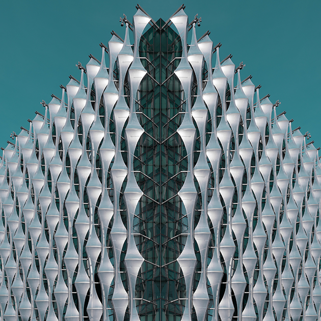 «Новое посольство США в Лондоне было разработано бюро Кирана Тимберлейка и построено компанией Nine Elms на берегу Темзы. По сути, это стеклянный куб, окутанный мерцающими парусами из пластика. По словам архитекторов, «прозрачный кристаллический куб» призван символизировать «прозрачность, открытость и равенство». Необычная форма фасада здания спроектирована таким образом, чтобы минимизировать солнечные блики, в то же время пропуская естественный свет в офисные помещения. 

Светоотражающий фасад меняет цвет в зависимости от погоды и положения солнца. «Я нахожу это здание совершенно очаровательным, простым, но привлекательным. Мое намерение состояло в том, чтобы создать изображение, которое заключает в себе его красоту и уникальную форму», — рассказывает фотограф из ЮАР Катаржина Янг. 





