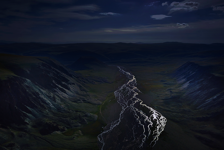 Река Саржематы, что течет через Алтайские горы, на фото россиянина Олега Кугаева.
