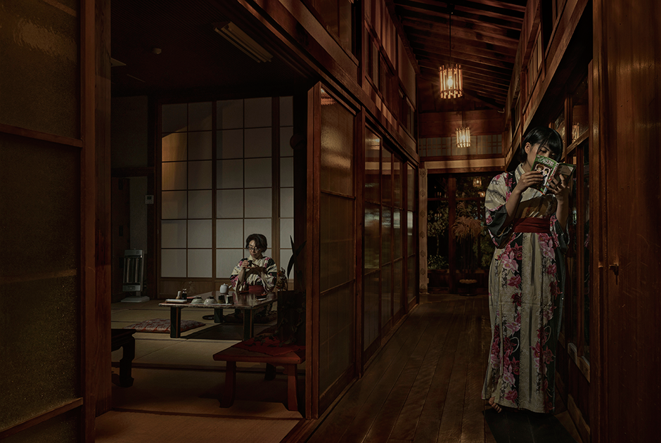 Фотография «Семейный Рёкан в Беппу» француза Николя Буайе демонстрирует внутреннее убранство рёкана — традиционного японского отеля, который часто управляется семьей и передается из поколения в поколение. В таких отелях гости спят на татами, а не в кровати. 


