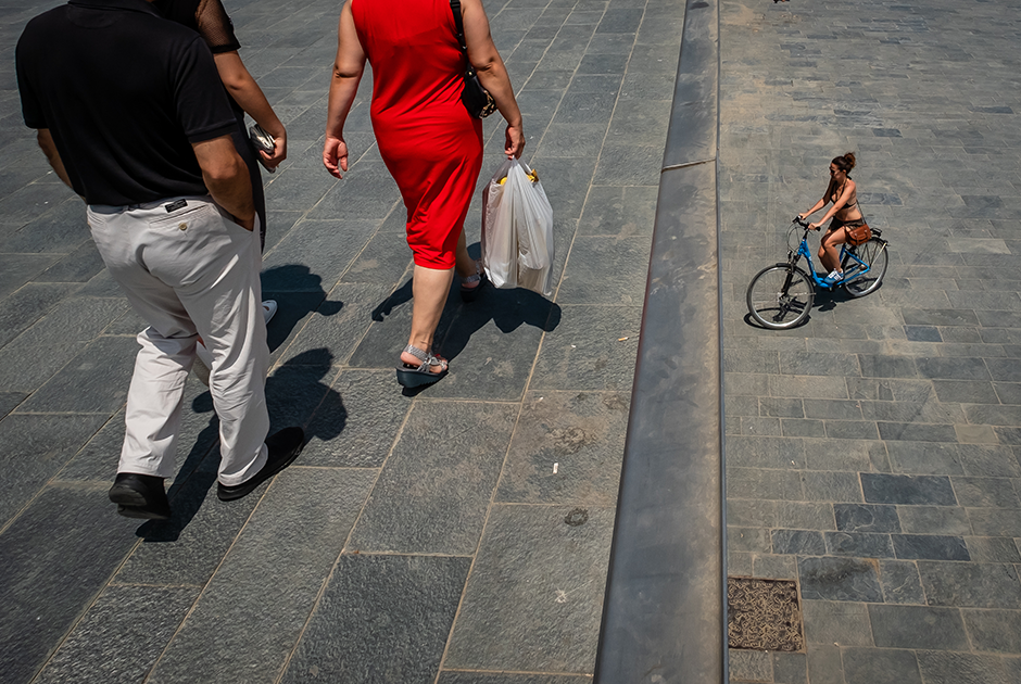 Неназванная фотография испанца Стэна де Соусы — яркий пример оптического обмана. Фотограф сделал ее на площади Барселонета, куда он приходил в течение трех недель, каждый раз выжидая нужного момента по несколько часов. 

