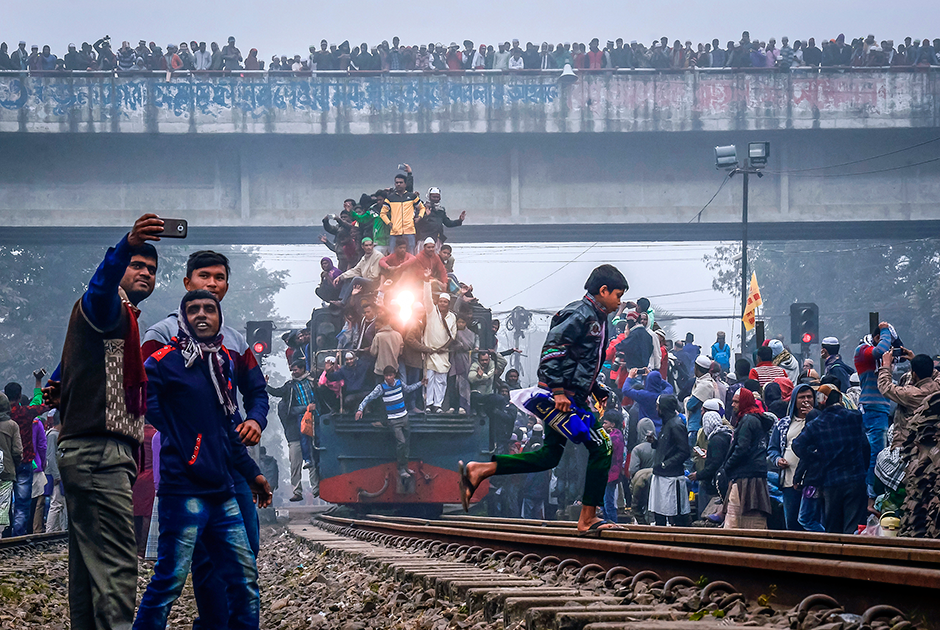 Переполненный утренний поезд прибывает на станцию Тонги в Бангладеш на второй день Бисва Иджтема — всемирного съезда мусульман, который посещают около миллиона человек. Фотографию «Опасное путешествие» сделал доктор Ахлас Уддин.   
